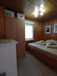 a bedroom with a bed and a window at Bungalow am Ferchesarer See in Ferchesar