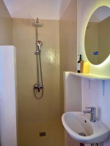 ein Badezimmer mit Waschbecken und Spiegel in der Unterkunft Lichada Villas in Likhás