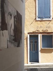 a painting of a woman on the side of a building at Mason d'hôtes La re'belle in Céret