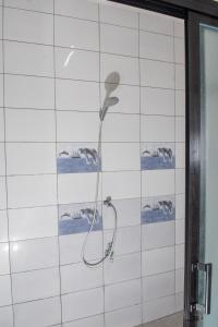 a bathroom with a shower with cats on the wall at Rijsdijk appartementen in Lelydorp