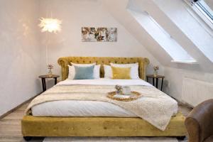 a bedroom with a large bed in a attic at N&N Altbau-Apartments Schwerin nähe Schloss & Zentrum in Schwerin