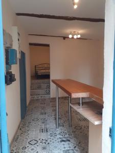 a room with a table and a bed at Mason d'hôtes La re'belle in Céret