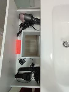 ein Zimmer mit einem Regal, auf dem ein Paar Schuhe steht in der Unterkunft CasAmedeo in Calasetta