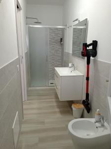 ein Badezimmer mit Toilette und Waschbecken in der Unterkunft CasAmedeo in Calasetta + 9 Fotos