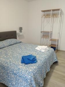 ein Schlafzimmer mit einem Bett, auf dem zwei Handtücher liegen in der Unterkunft CasAmedeo in Calasetta