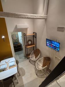 a room with two chairs and a table and a mirror at Panta Rei 97 in Barletta