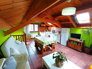 a living room with a couch and a kitchen at Casa Pirinea Ordesa in Belsierre