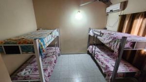 a room with two bunk beds in a room at Casa Rivadavia en El Paso in Paso de la Patria