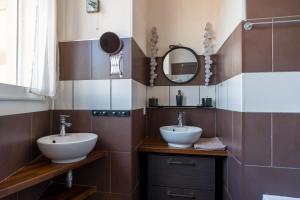 a bathroom with two sinks and a mirror at Grand T3-CLIM-WIFI-Vue in Toulon +11 photos