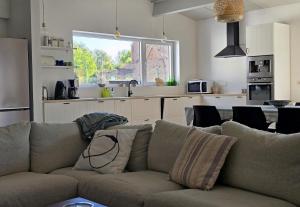 a living room with a couch and a kitchen at vakantiehuis 't Loreem in Geraardsbergen