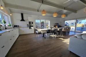 a kitchen and dining room with a table and chairs at vakantiehuis 't Loreem in Geraardsbergen