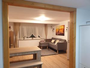 a living room with a couch and a table at Ferienwohnung zur Honigschleife in Langweiler