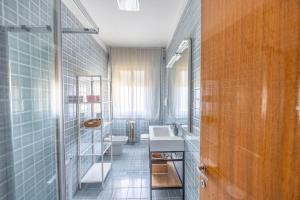 a bathroom with two sinks and two toilets at Italian Experience-Mestrina Apartment in Mestre +25 photos