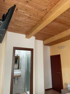 a bathroom with a wooden ceiling and a sink at Affittacamere Casa Galiè in Comunanza