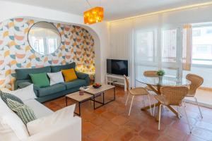 a living room with a couch and a table at A pie de playa con Ascensor y Workspace By DelucaCo in Altea