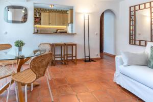 a living room with a couch and a table at A pie de playa con Ascensor y Workspace By DelucaCo in Altea