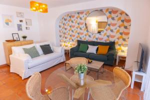 a living room with a couch and a table at A pie de playa con Ascensor y Workspace By DelucaCo in Altea