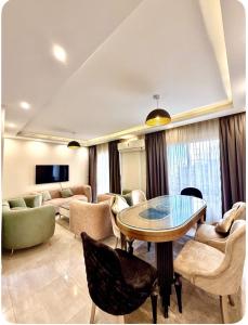 a living room with a table and chairs at شقة فندقيه بمدينتي in Madinaty