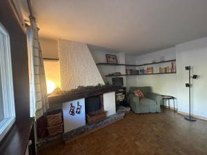 a living room with a fireplace and a couch at Tranquillità Vintage al Verrand con 3 camere in Verrand