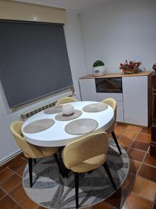 a table and chairs in a kitchen with a chalkboard at Casa Robleda, Piscina privada cubierta y Jacuzzi in Vigo