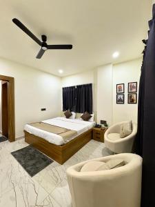 a bedroom with a bed and a ceiling fan at Hotel Sambhavi in Hisua +1 photo
