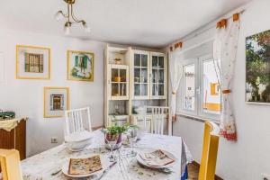 a dining room with a white table and chairs at O Mundo da Lua in Azeitao