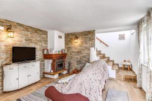 a living room with a couch and a fireplace at O Mundo da Lua in Azeitao