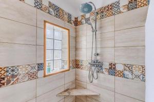 a bathroom with a shower and a window at O Mundo da Lua in Azeitao +190 photos