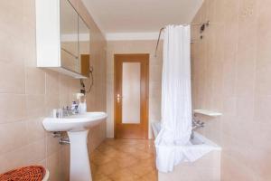 Koupelna v ubytování Comano Terme Apart