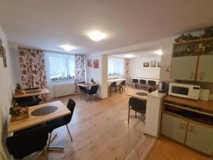salon ze stołami i krzesłami oraz kuchnia w obiekcie Alaska w Wiśle
