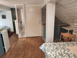 a room with a staircase and a table with a bed at FeWo Aisch in Bad Windsheim