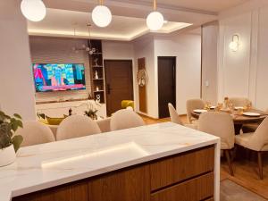 a dining room and living room with a table and chairs at Departamento de lujo inteligente in Cochabamba