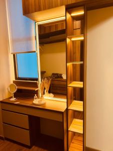a closet with a desk and a mirror at Departamento de lujo inteligente in Cochabamba +28 photos
