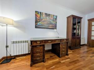 a desk in a room with a painting on the wall at Apartamento Córdoba Center in Córdoba