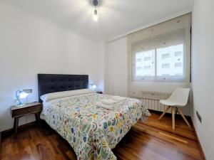 a bedroom with a bed and a desk and a window at Apartamento Córdoba Center in Córdoba +6 photos