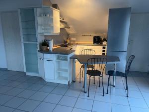 a kitchen with a table and chairs in it at Loft mit Kaminofen - Karlsdorf in Karlsdorf-Neuthard