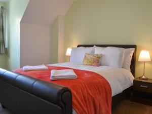 a bedroom with a bed with two towels on it at Harbour View in Oban +4 photos