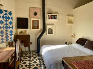 a bedroom with a bed and a table in it at Ebrevista in Miravet