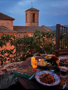 a table with plates of food and a tower at Ebrevista in Miravet