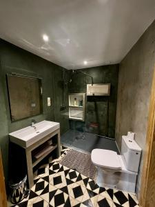 a bathroom with a sink and a toilet at Ebrevista in Miravet