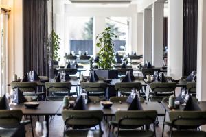 a row of tables and chairs in a room at KolleKolle Konferencehotel in Værløse +27 photos