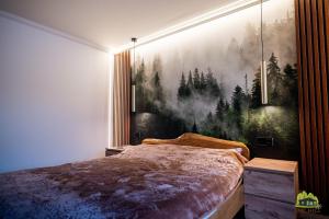 ein Schlafzimmer mit einem Bett und einem Gemälde an der Wand in der Unterkunft EMC Hill in Dealu