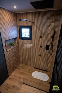 ein Badezimmer mit Dusche und Fenster in der Unterkunft EMC Hill in Dealu + 26 Fotos