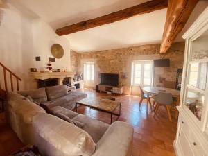a living room with a couch and a table at Cocon de l'écusson, 3 chambres avec clim in Nîmes