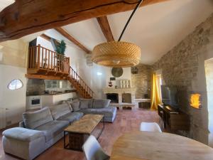 a living room with a couch and a table at Cocon de l'écusson, 3 chambres avec clim in Nîmes