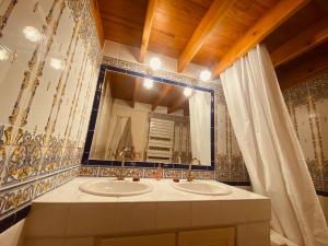 a bathroom with two sinks and a large mirror at Cocon de l'écusson, 3 chambres avec clim in Nîmes