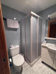 a bathroom with a toilet and a sink at Casa Rosa in Alcañiz