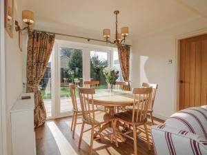 eine Küche und ein Esszimmer mit Tisch und Stühlen in der Unterkunft Parkfields Cottage in Uttoxeter