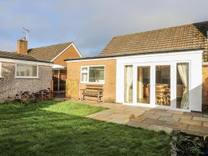 ein Anbau an ein Haus mit einer Glasschiebetür in der Unterkunft Parkfields Cottage in Uttoxeter