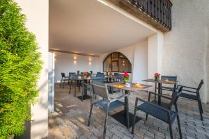 a row of tables and chairs on a patio at Beim Sarner in Caldaro